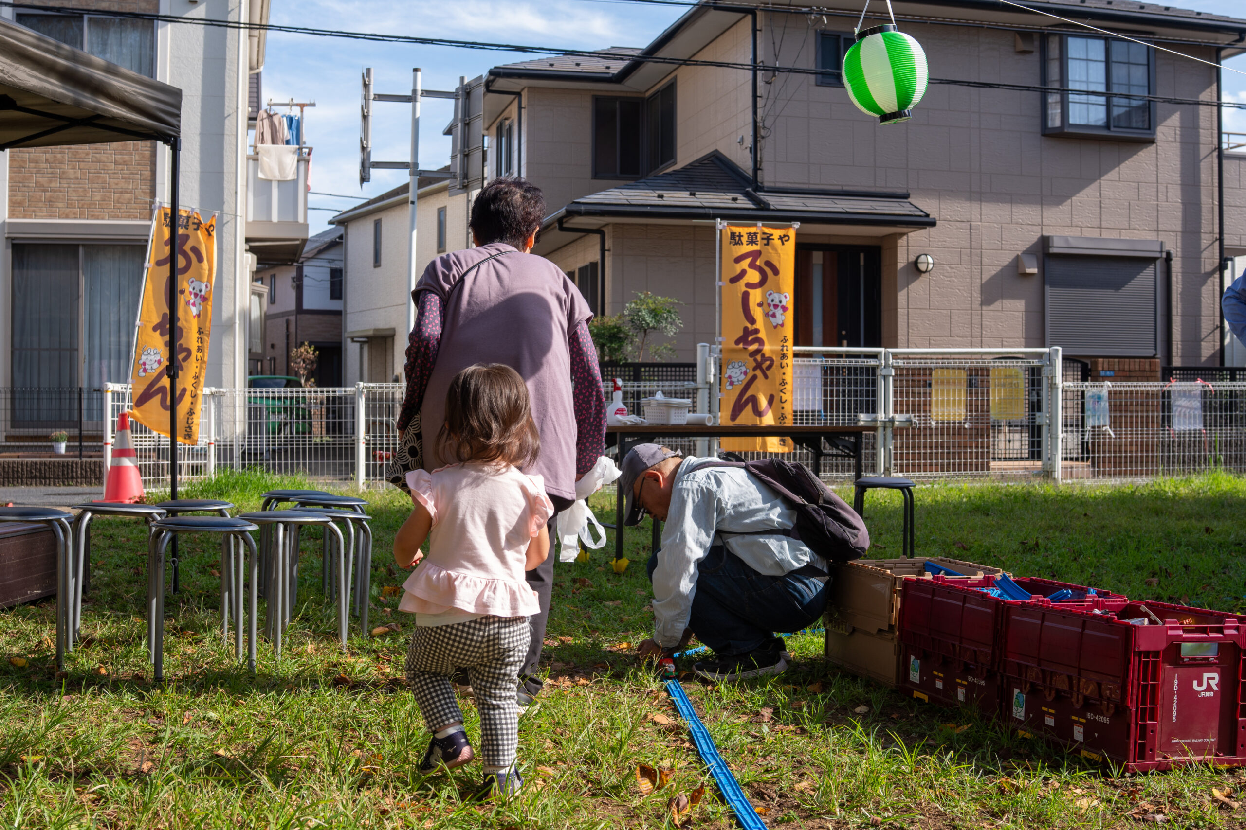 藤崎よいとこ館の庭で過ごす地域の人たち